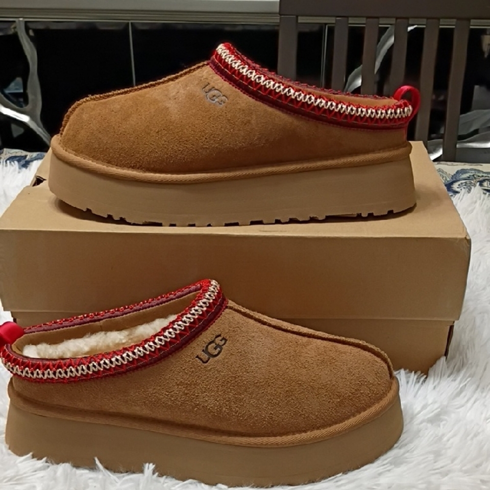 New UGG Tazzi II Tan Suede Mules with Red Trim Size 9